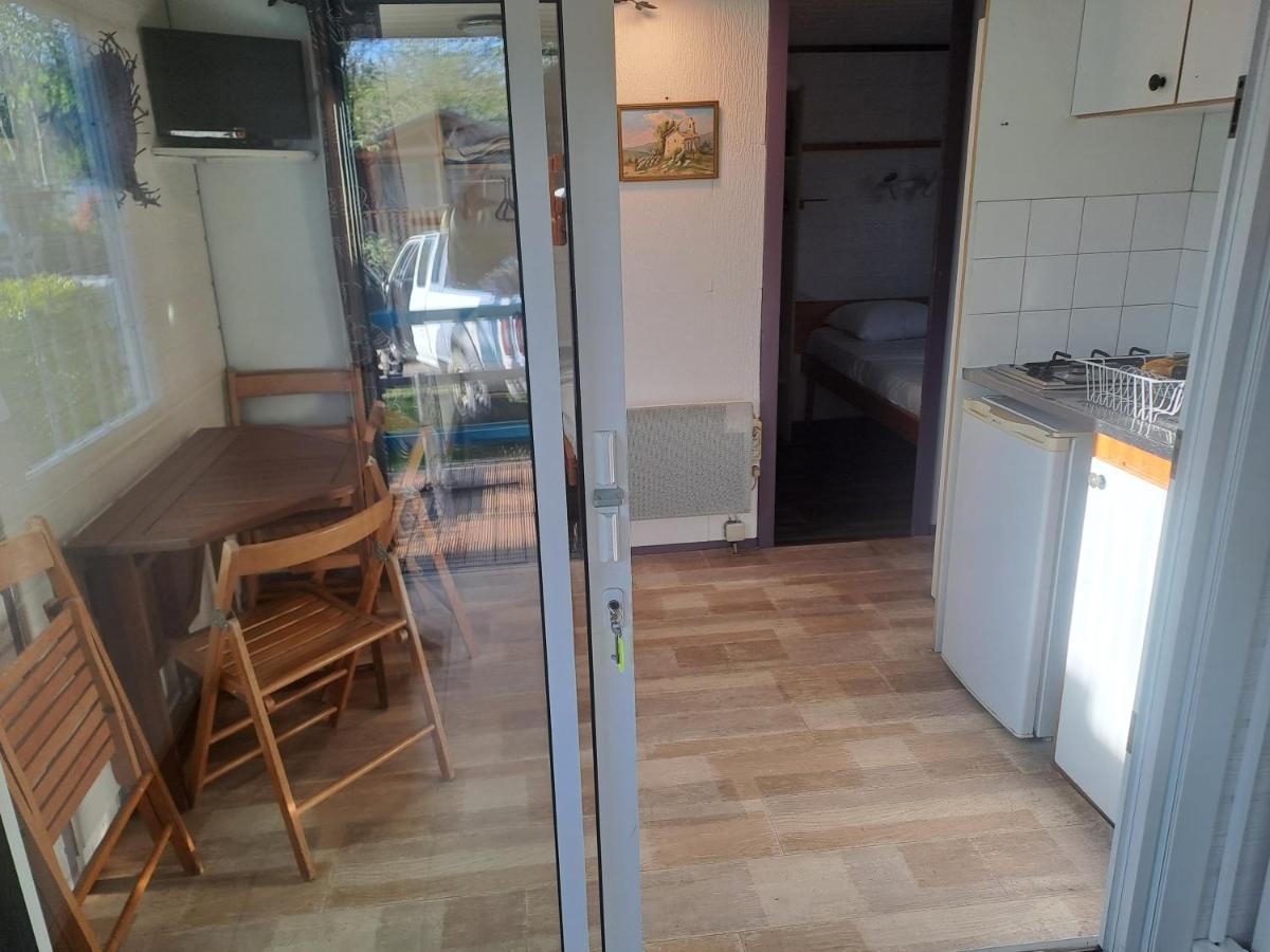 Hotel Chalet pour 5 personnes équipé sur emplacement ombragé à Foix Extérieur photo