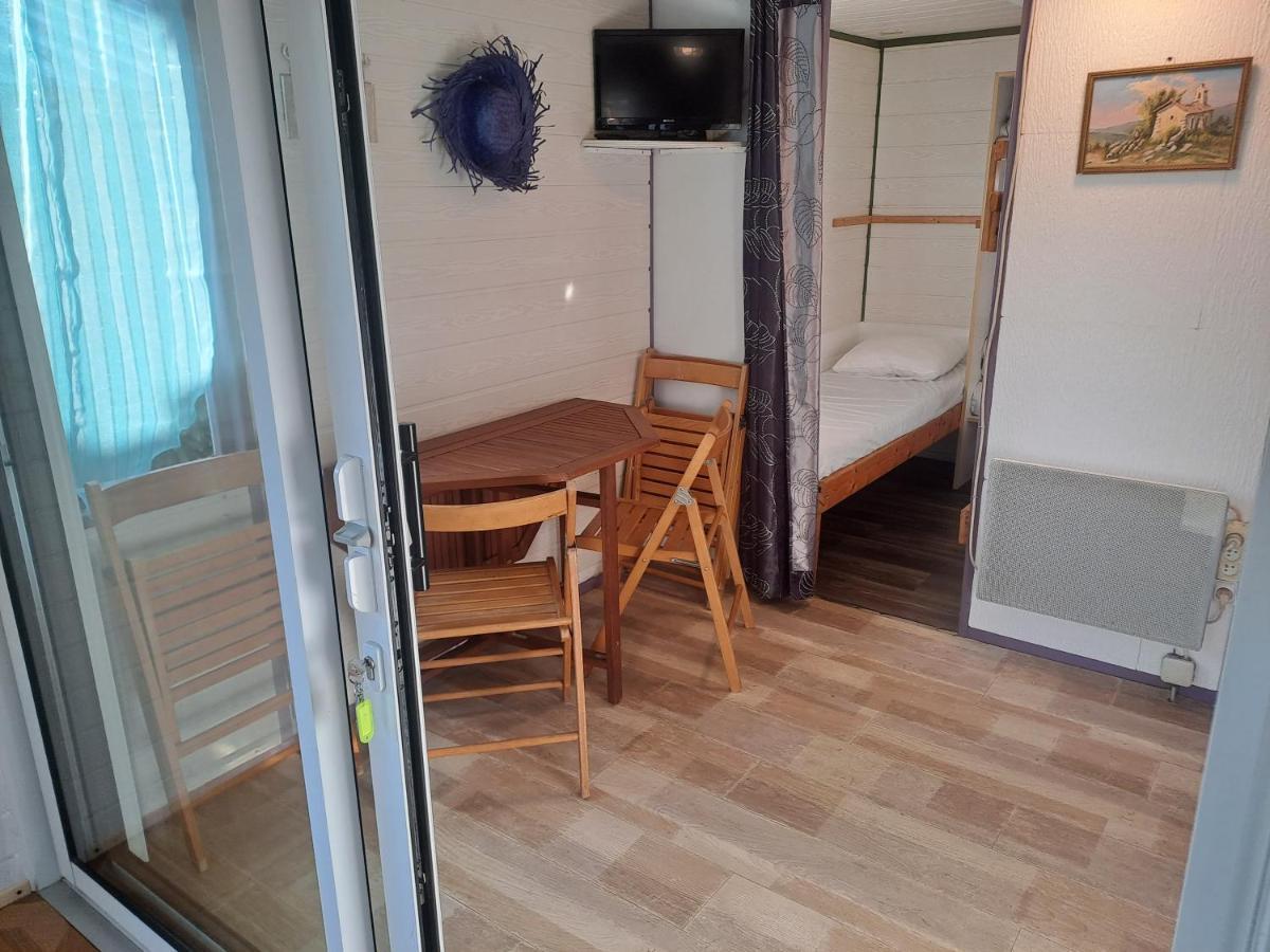 Hotel Chalet pour 5 personnes équipé sur emplacement ombragé à Foix Extérieur photo