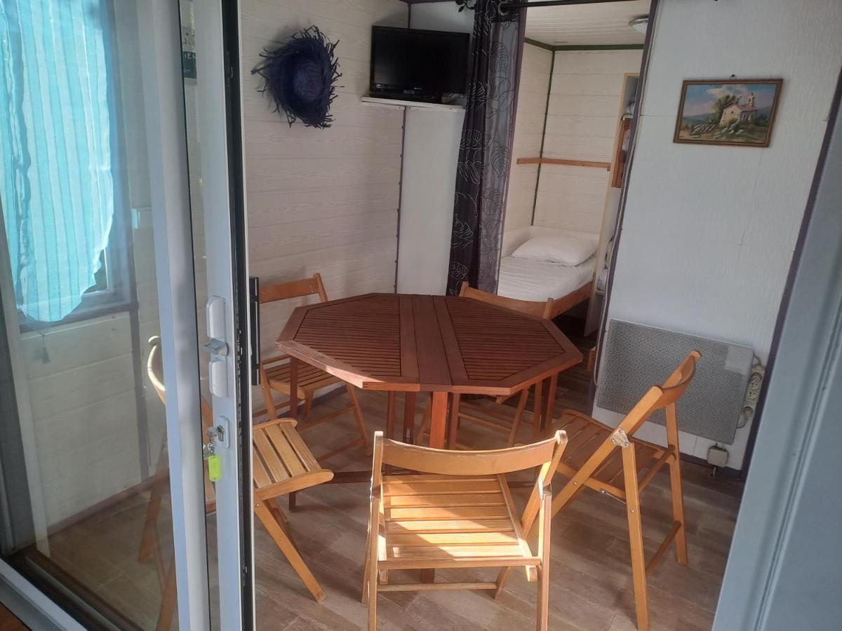Hotel Chalet pour 5 personnes équipé sur emplacement ombragé à Foix Extérieur photo