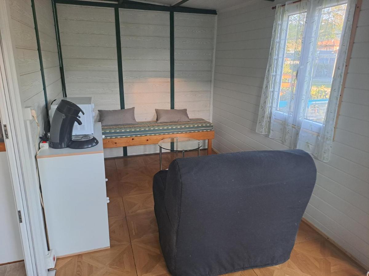 Hotel Chalet pour 5 personnes équipé sur emplacement ombragé à Foix Extérieur photo