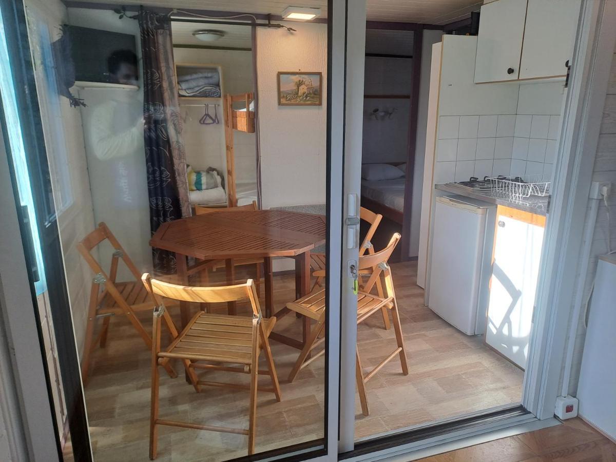 Hotel Chalet pour 5 personnes équipé sur emplacement ombragé à Foix Extérieur photo