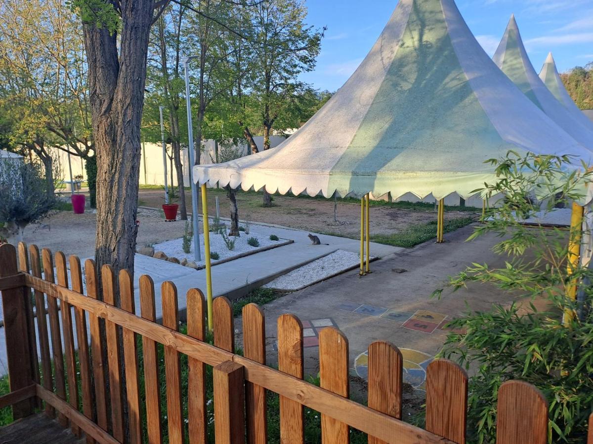 Hotel Chalet pour 5 personnes équipé sur emplacement ombragé à Foix Extérieur photo