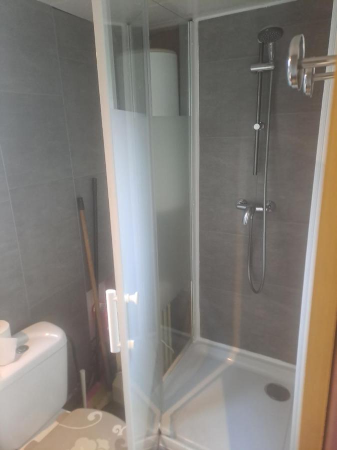 Hotel Chalet pour 5 personnes équipé sur emplacement ombragé à Foix Extérieur photo