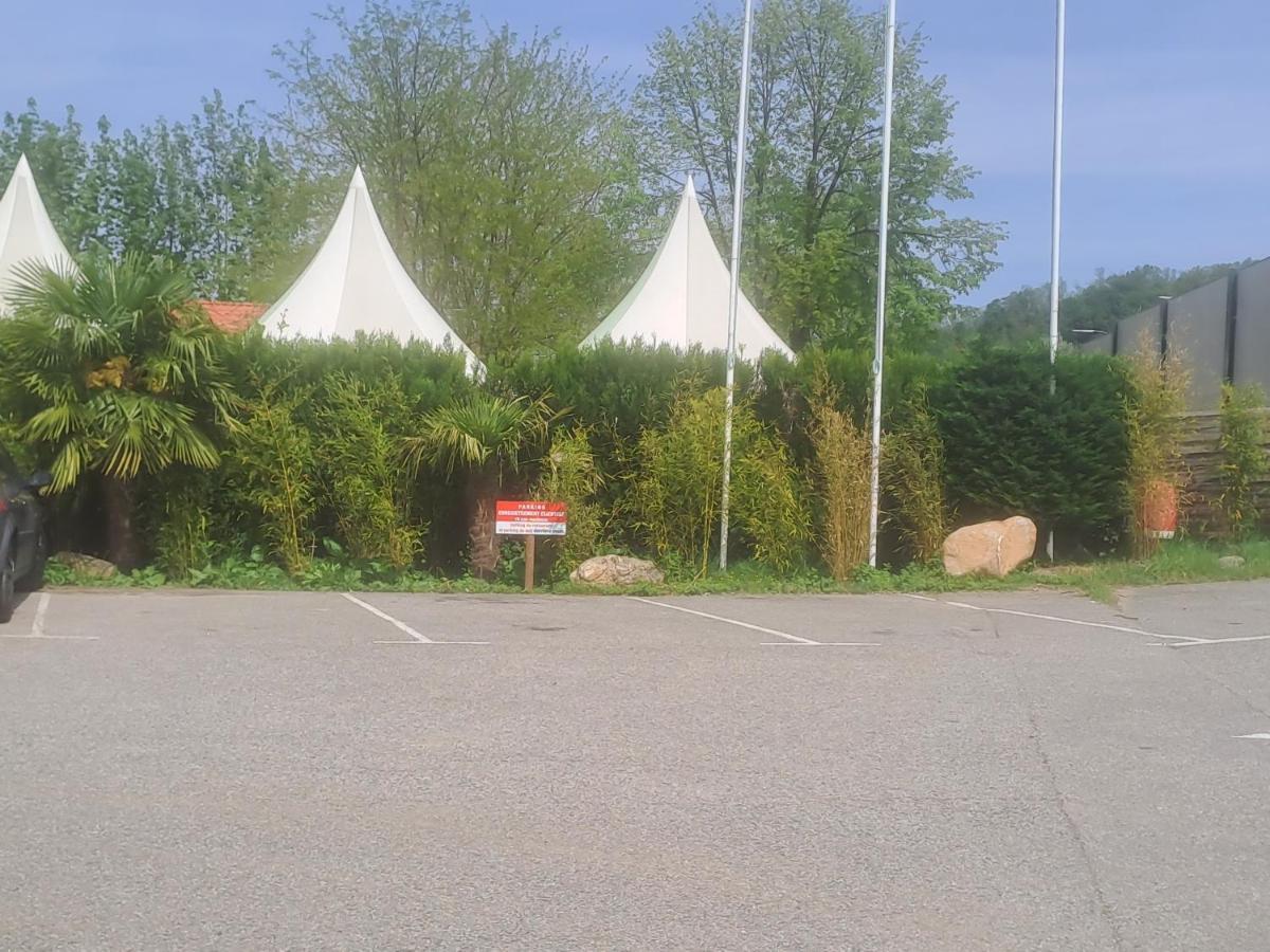 Hotel Chalet pour 5 personnes équipé sur emplacement ombragé à Foix Extérieur photo